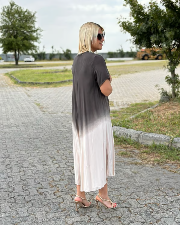 Liora™ – Losvallende jurk met zachte overgang in kleur