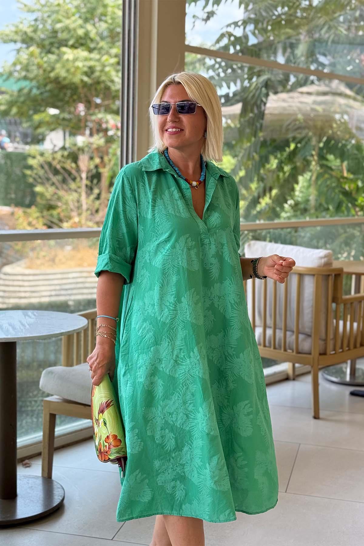 Nora – Jurk met Bladmotief en Relaxte Uitstraling